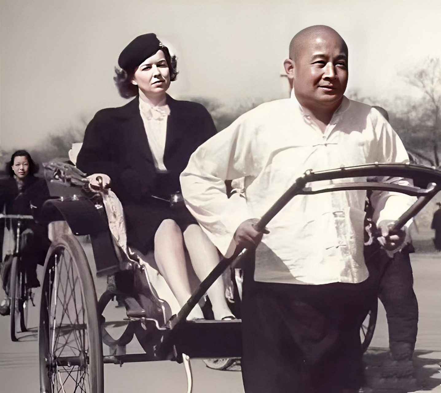 民国时期,最后一个克勤郡王的晏森拉了一张汽车照,这不是他在体验生活