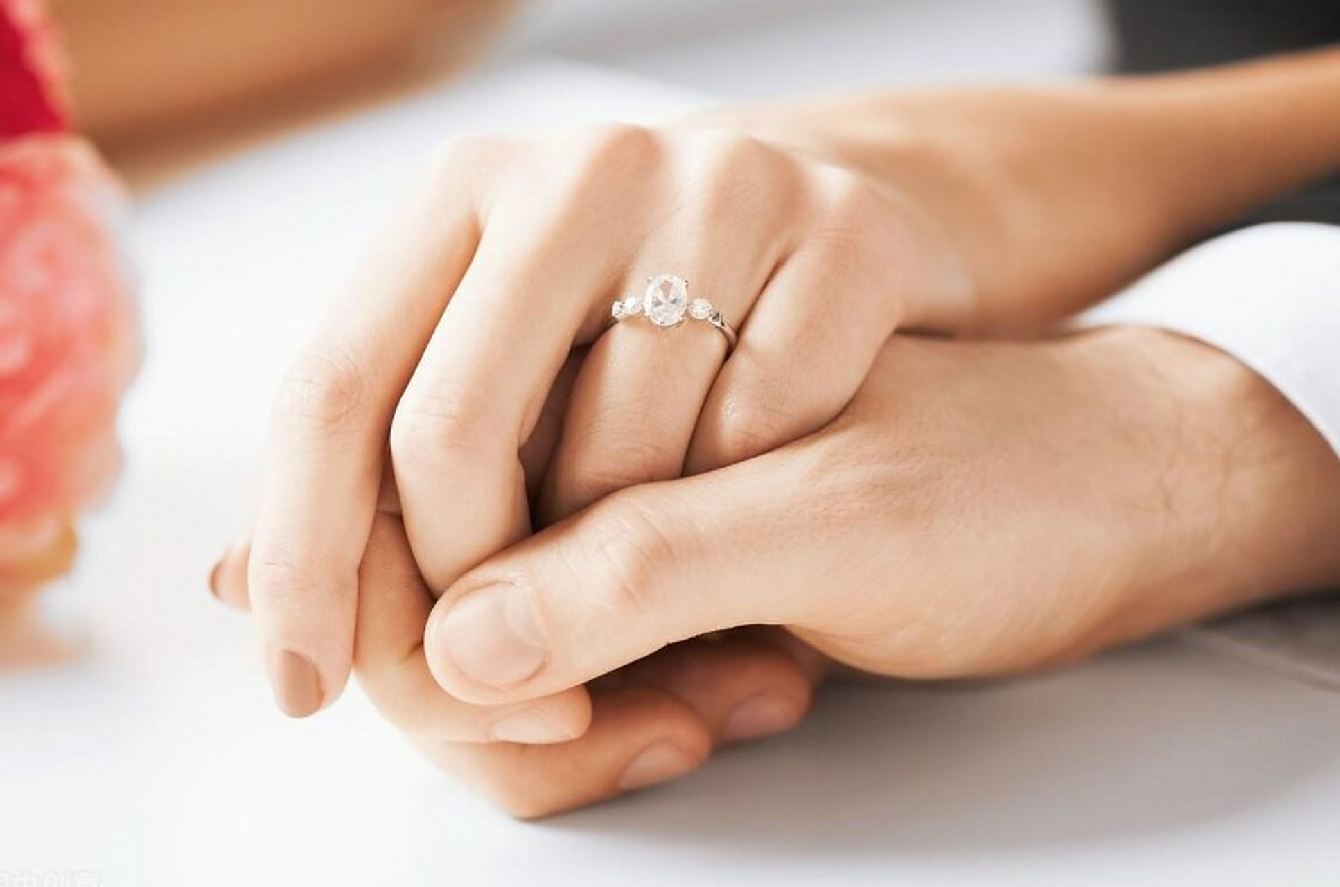 以下是手指戴戒指的一些常见含义:  左手小指:在一些文化中,左手小指