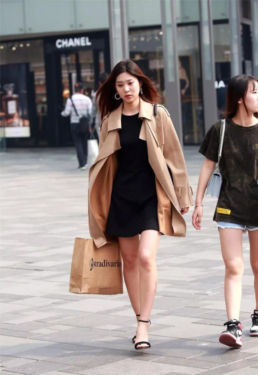 街拍:穿咖色风衣的漂亮性感美少妇,长发飘飘,很有妩媚女人味!