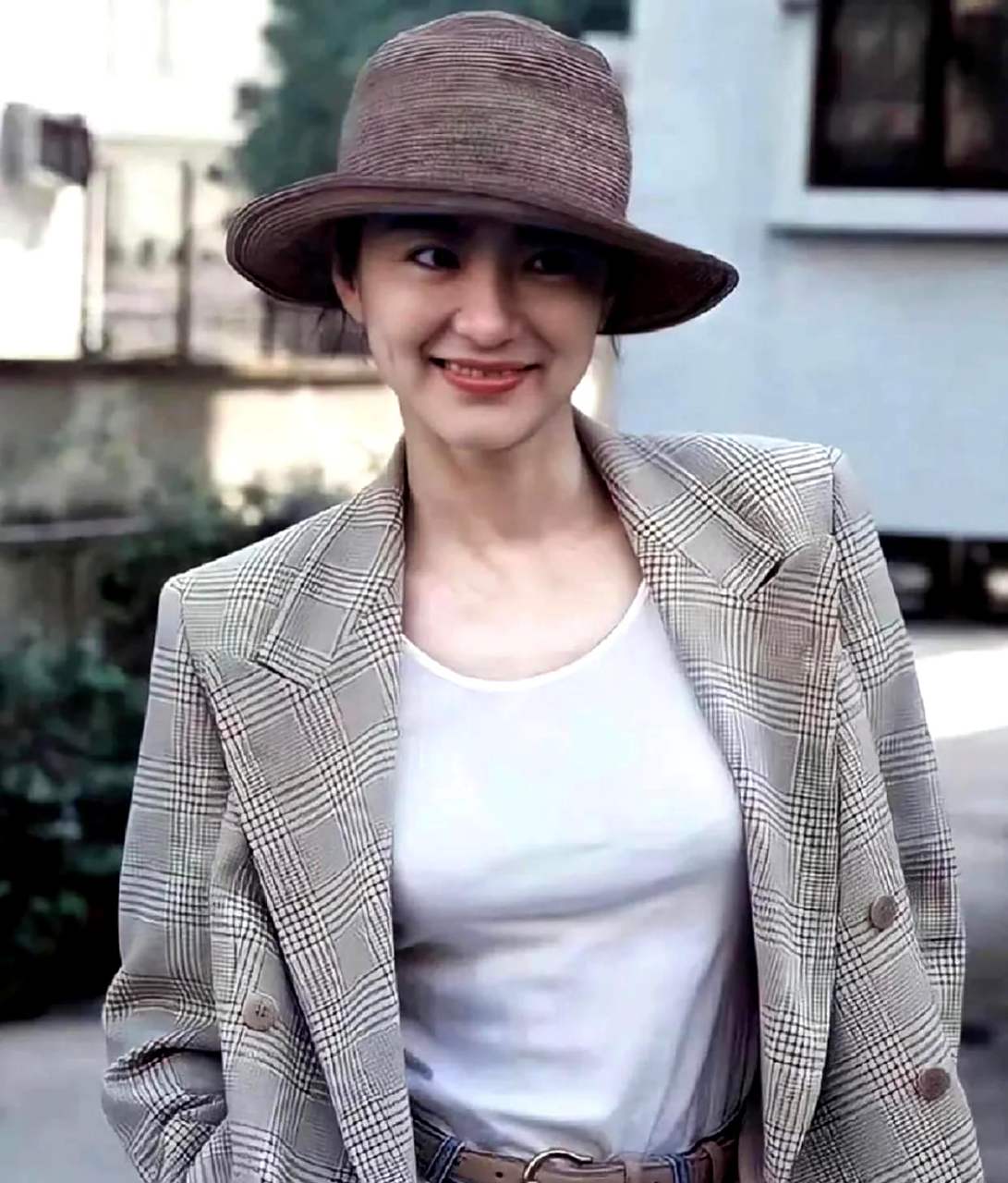 林青霞年轻时的美貌和气质令人惊叹,尤其是她的发型和服饰总是很时尚