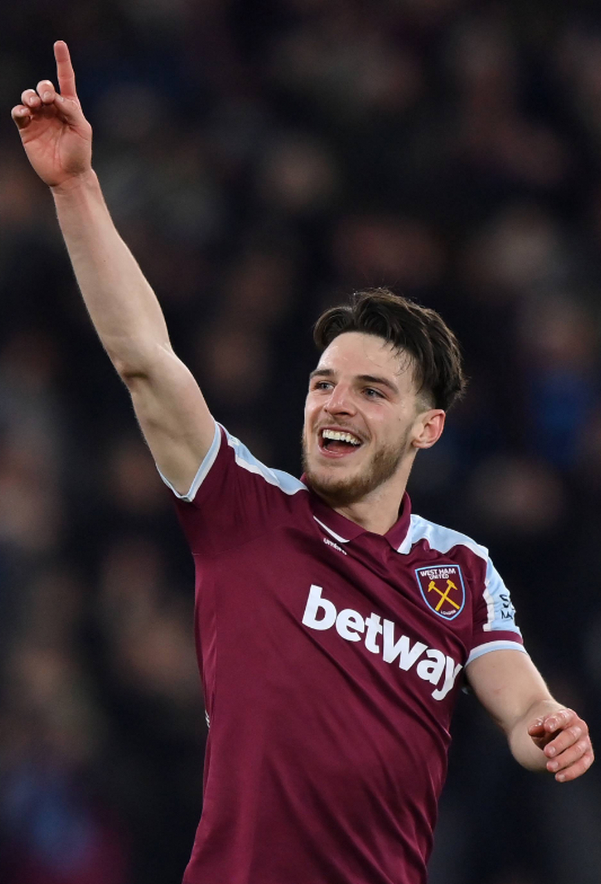 在欧会杯决赛战胜佛罗伦萨后,德克兰·赖斯成为了第3位捧起奖杯的铁锤