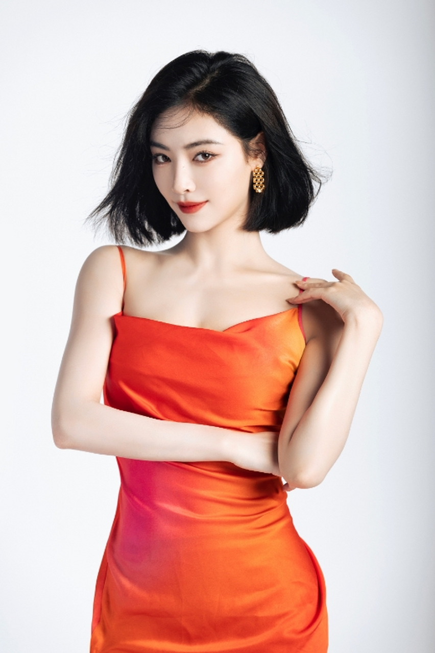 御姐范十足的#许佳琪# 一袭橙色吊带高开叉裙,丰满傲人的事业线,凹凸