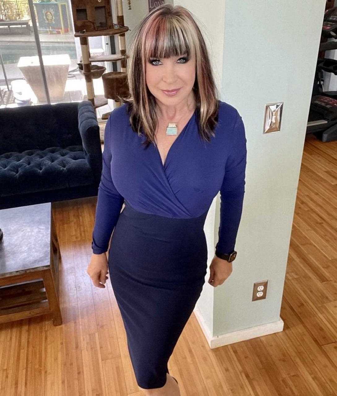 著名动作演员罗芙洛的近照,经常看香港老电影的粉丝应该还记得她[吐]