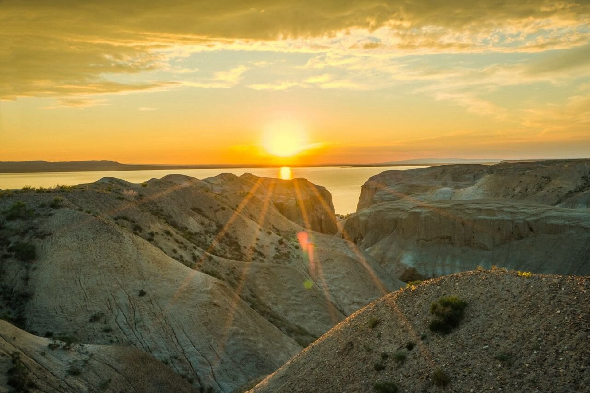 海上魔鬼城,新疆小众旅行目的地	 "福海又叫做乌伦古湖,是新疆阿勒泰