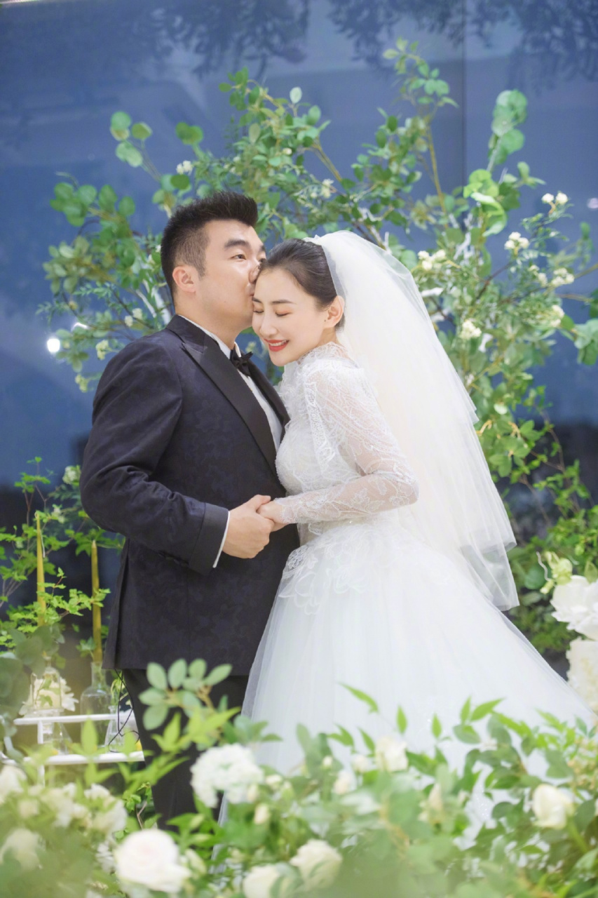 【何雯娜大秀婚礼现场照 夫妻二人抱娃结婚】近日,何雯娜秀出婚礼照片
