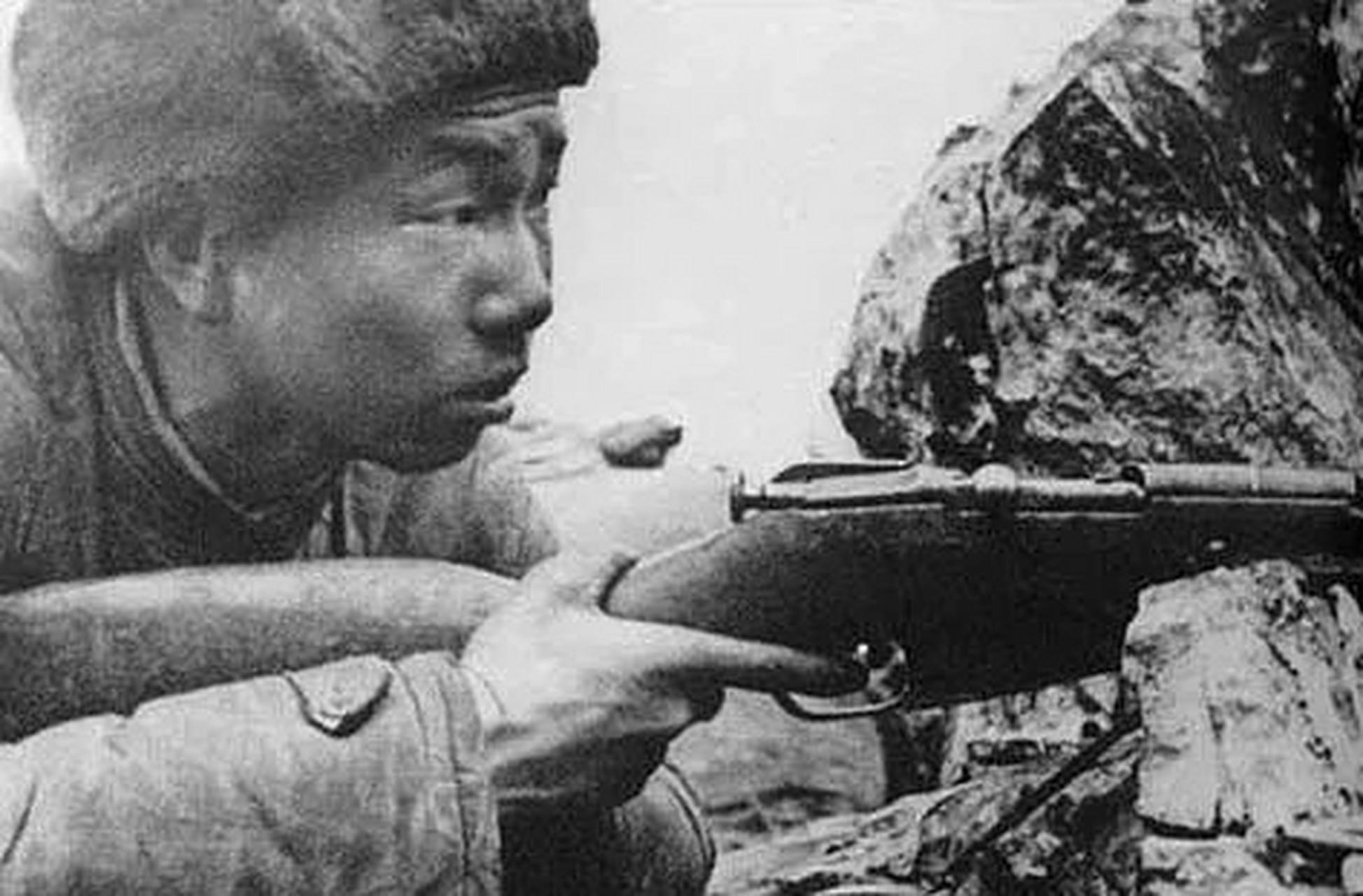 1,张桃芳,中国枪神,其最令人叹为观止而又忍俊不禁的事迹是,当他狙杀