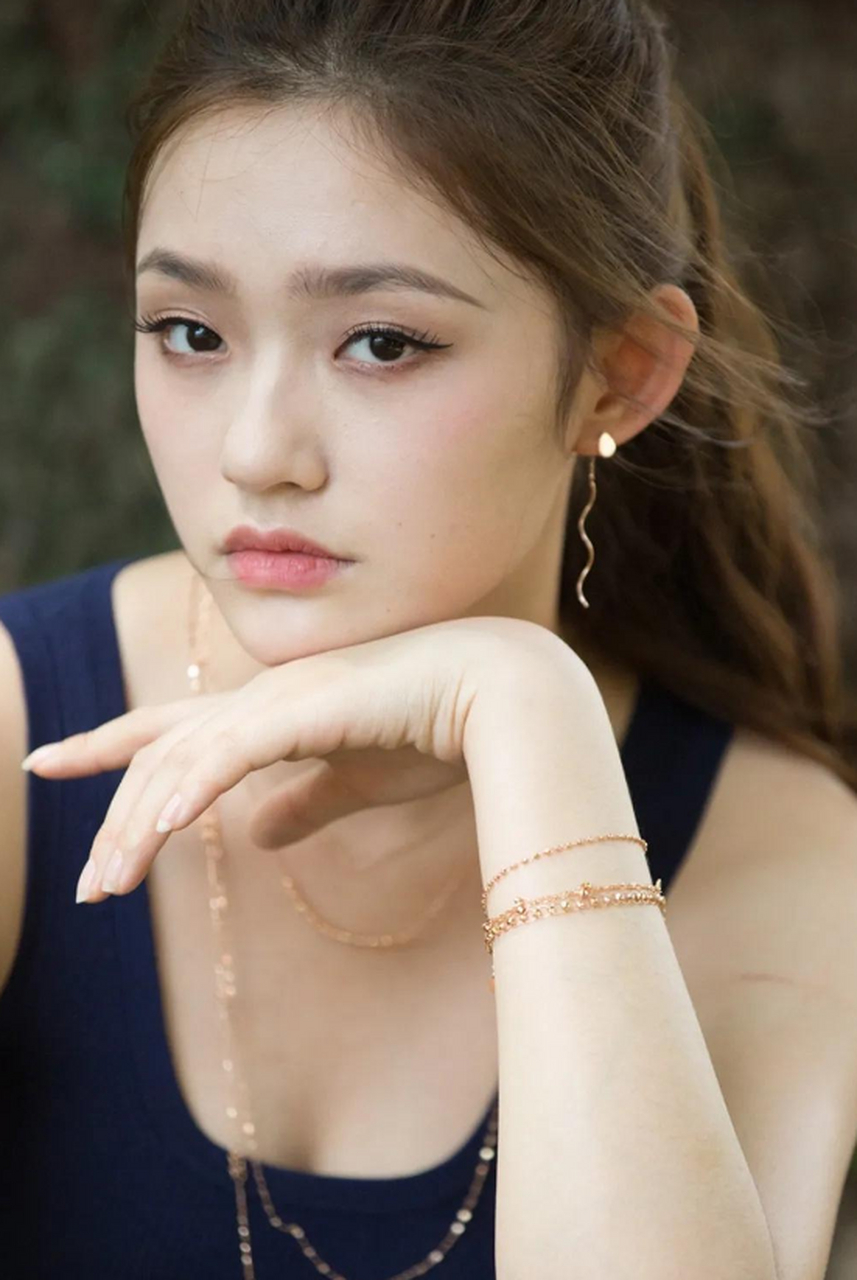 林允早期写真,眼神清澈单纯.