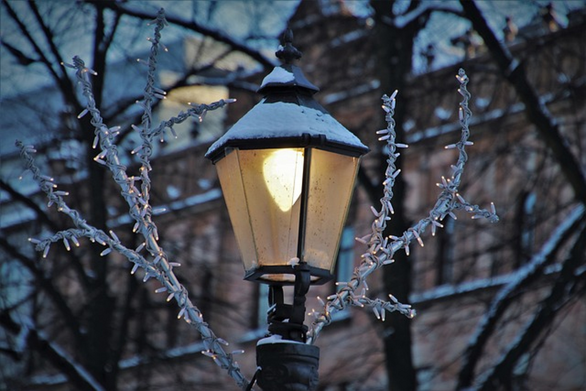 拍摄街灯可注意以下技巧: 1.