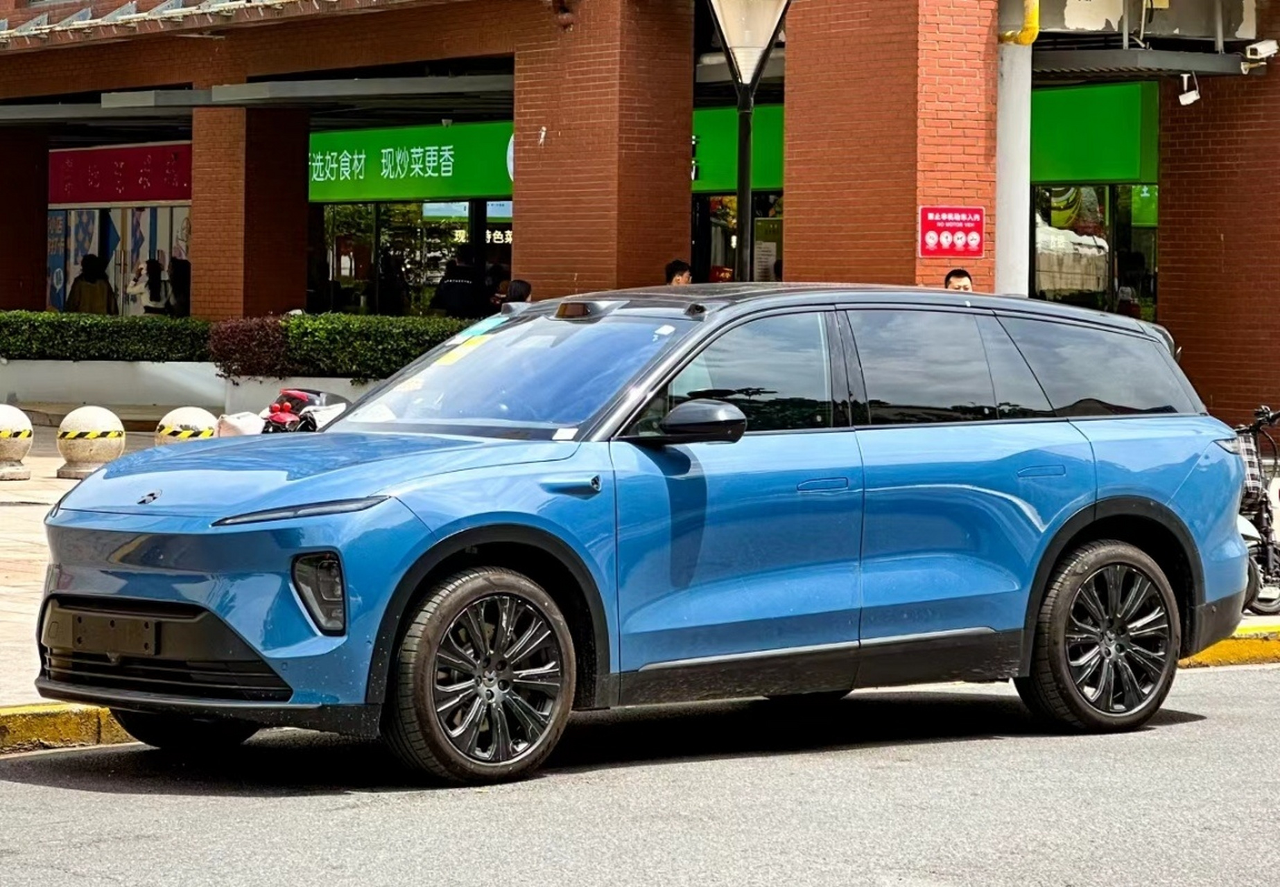 蔚来全新es8宇航蓝版野生实车,有一说一,有点揽胜那种姿态和韵味了.