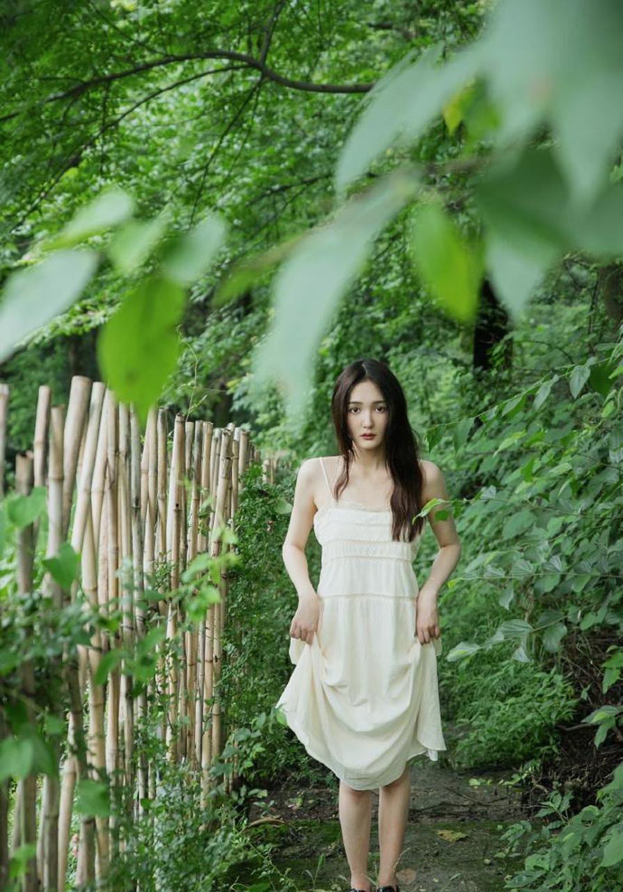 美女主持人靳梦佳迷人美照欣赏,好可爱啊