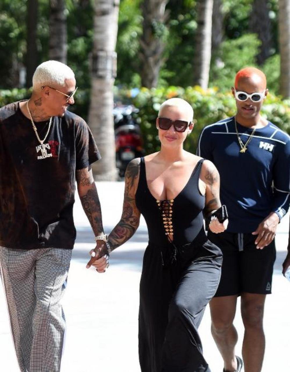 哈登前绯闻女友艾波罗斯,说实话这光头造型,真是让人欣赏不来!哈登以