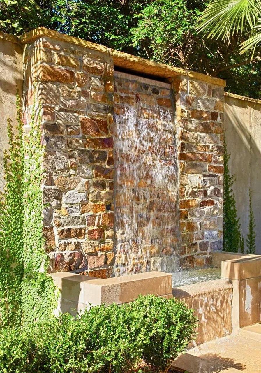 流水瀑布,汇聚成一墙水韵庭院