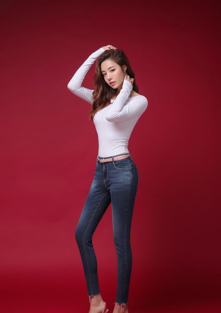 美拍:穿露背紧身长袖t恤的美女模特,曼妙身材尽显性感魅力