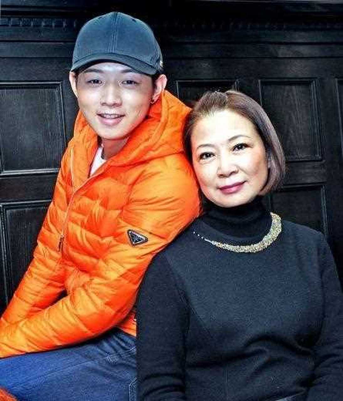 2岁离异后,霍尊的妈妈和前夫的现任还成了姐妹?