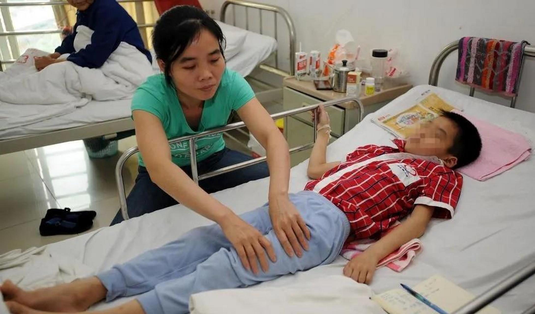 重庆一殡仪馆,接收一9岁小男孩遗体,正当工作人员要将孩子推进焚烧炉