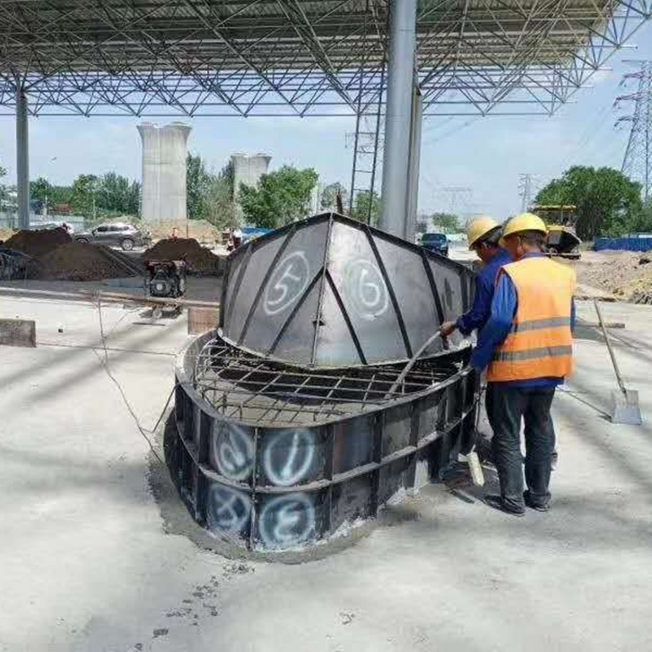 收费岛是高速公路上设置的一种交通设施,其主要作用包括: 分流交通