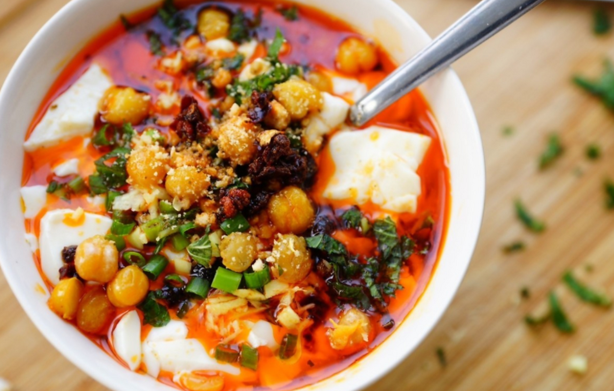 只需要将水浸泡米饭,然后经过搅拌和过滤,便可得到顺滑细腻的豆花.