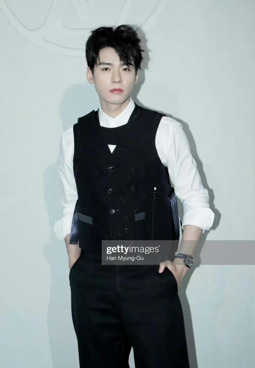 龚俊lv活动外网生图,真的好没灵魂一男艺人.