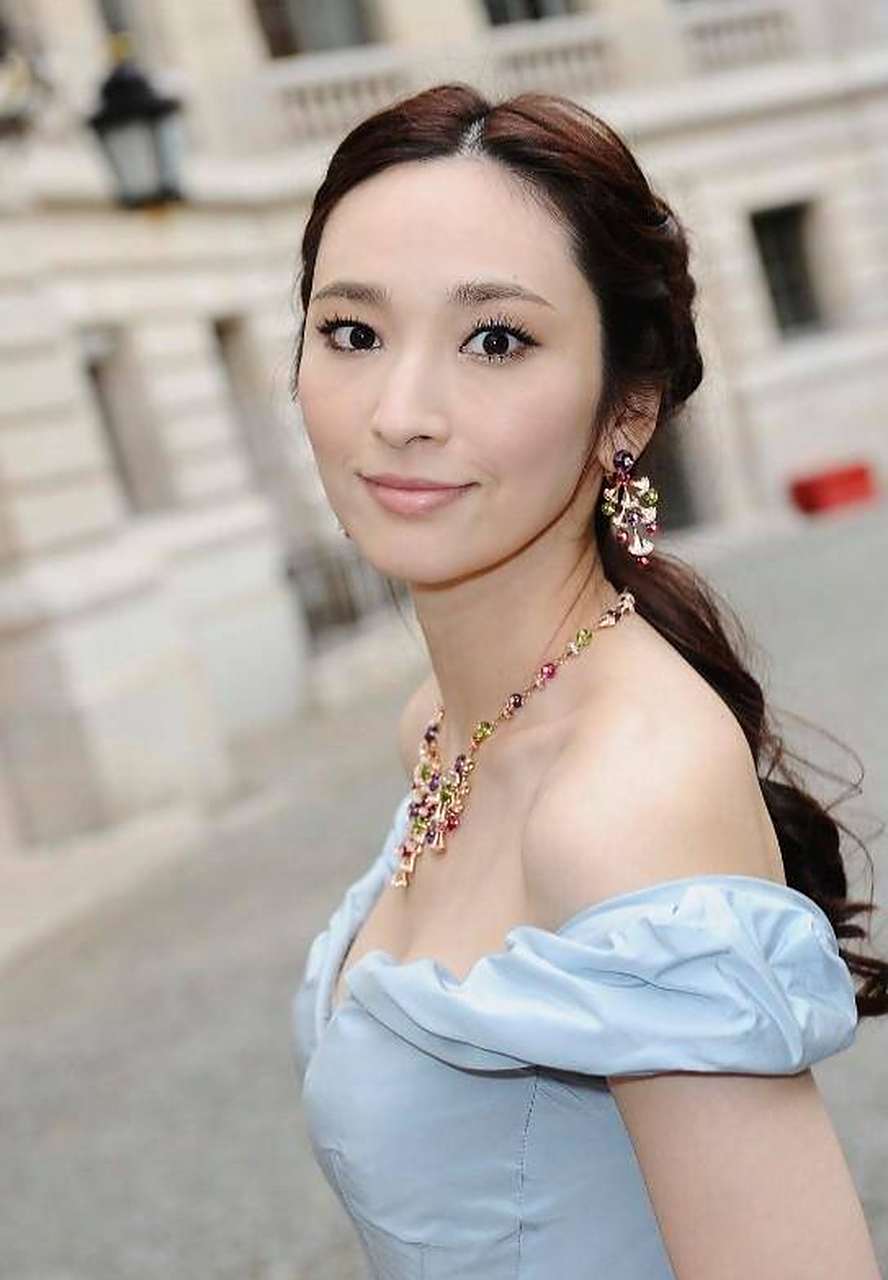 "九头身美女"吴佩慈:为嫁入豪门退圈,6年生4胎仍未婚,值得吗
