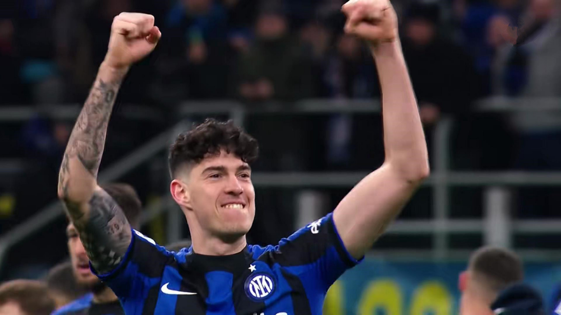 24岁的巴斯托尼是国米主力3中卫(35岁的阿切尔比,33岁的达米安)中最