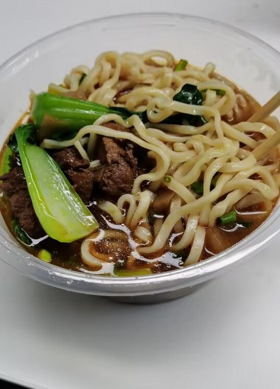 12元一份的大碗牛肉面,只因外卖送了40分钟,一顿操作下像不像变魔术呢