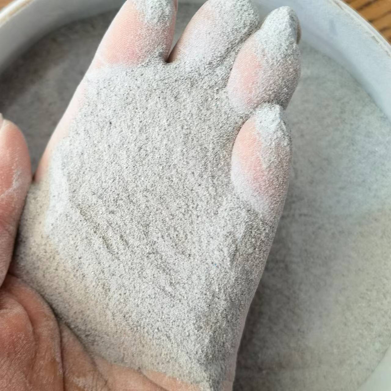 当需要将这些管道磨成粉末时,我们就称之为pvc小管磨粉料.