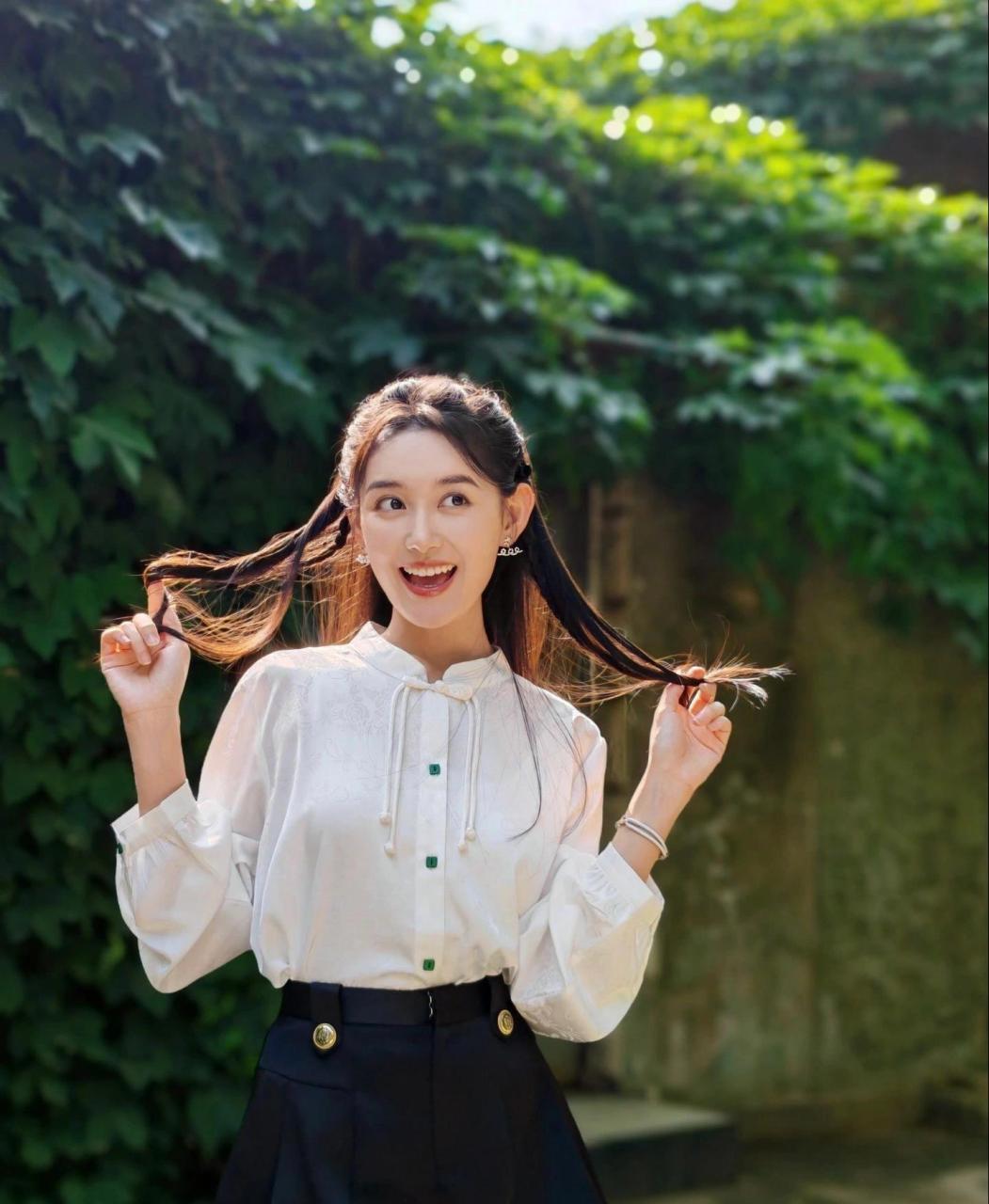 蒋依依穿搭私服同款 女明星私服同款穿搭 look: 裤子:eimismosol 耳饰