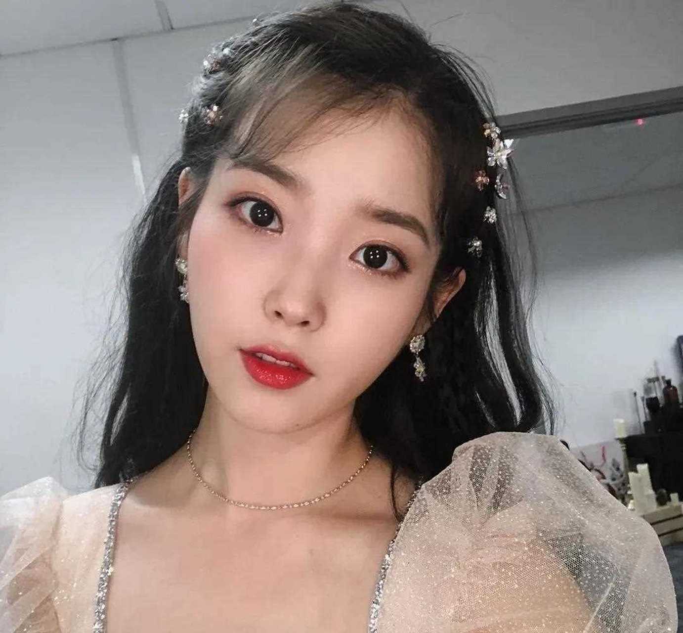 李知恩 × 动态更新 iu的编发和小夹子很配哦 甜美的样子太好看了