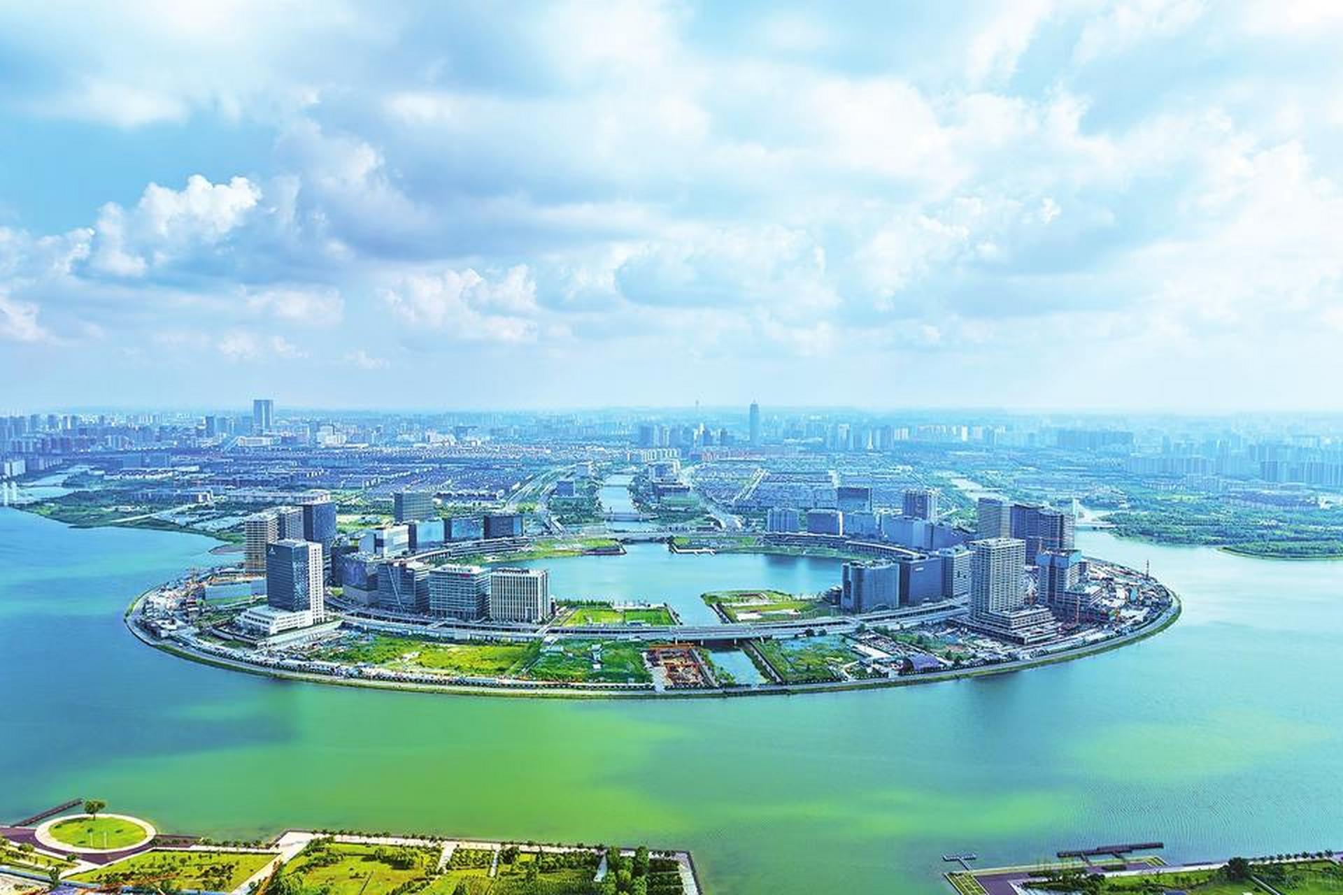 目前,金融岛金融机构陆续入驻,商业区首开,时常举办的小型音乐会,体育