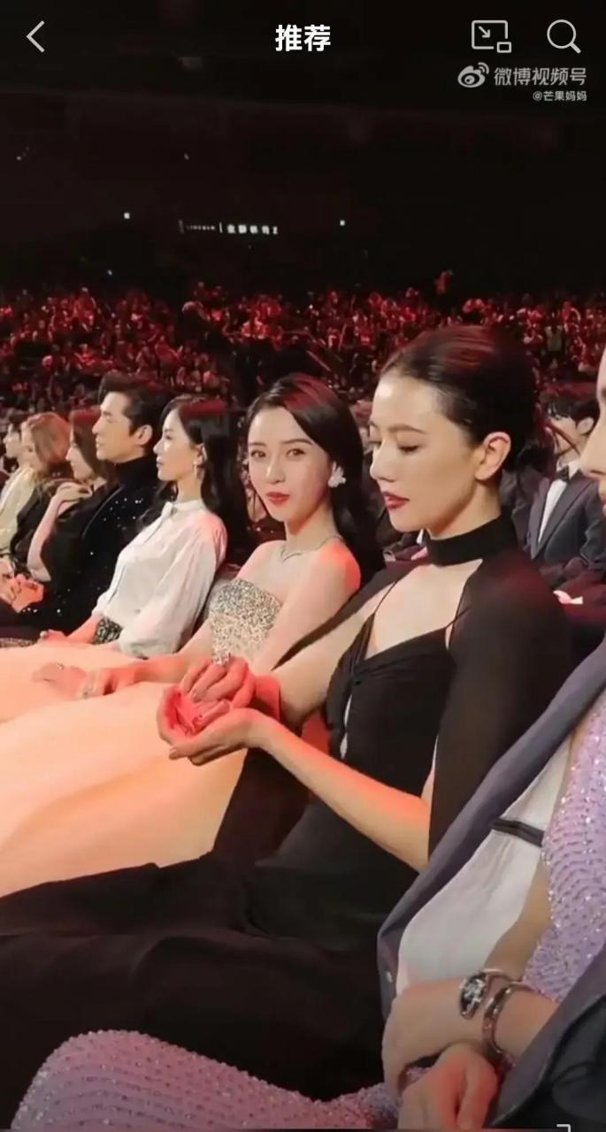 佟丽娅与坐在身边的angelababy,高圆圆分享糖果零食,baby拿完传给