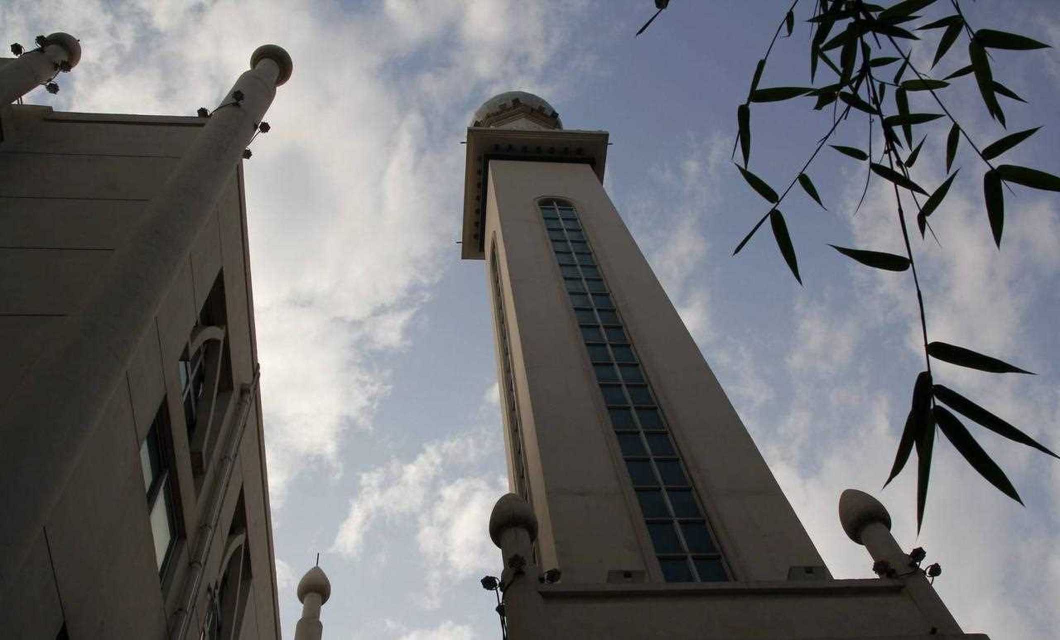 无锡清真寺        清真寺,本在光复桥堍清真寺路,"文革"后改为长庆路