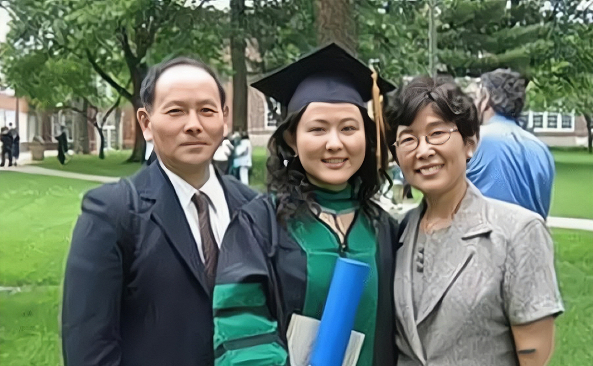 15年后,女儿顺利考入美国纽约州立大学,丁尚彪却无法回国,被迫在日本