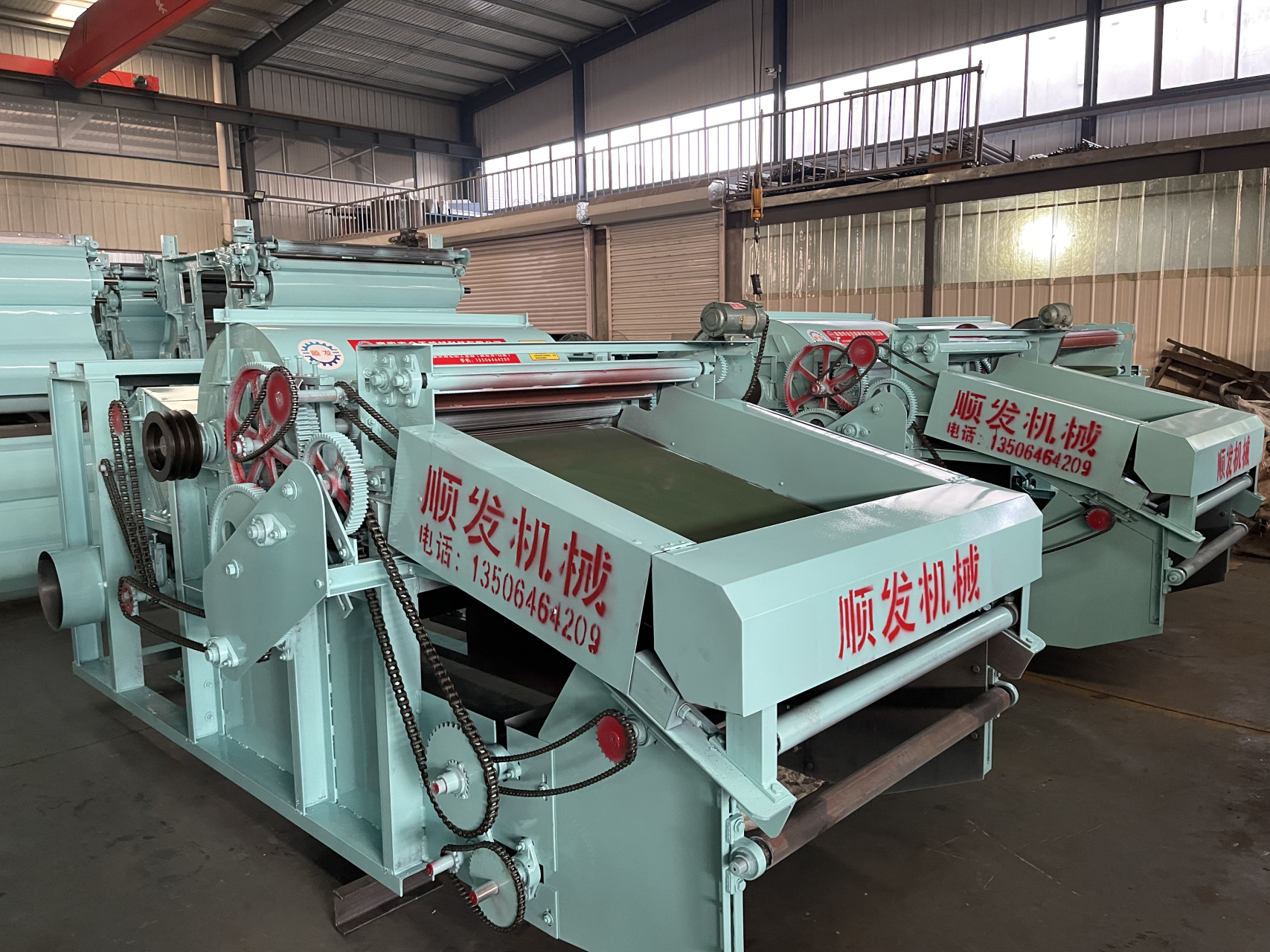 开花机除杂的原理    为了制作出高质量的无纺布产品,首先要对相应的