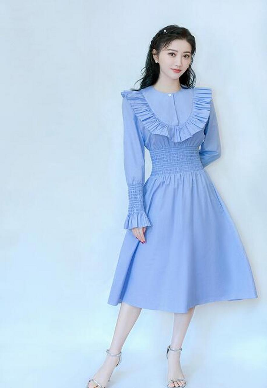 景甜一袭珊瑚蓝色收腰连衣裙,简约自然,淡雅清新.