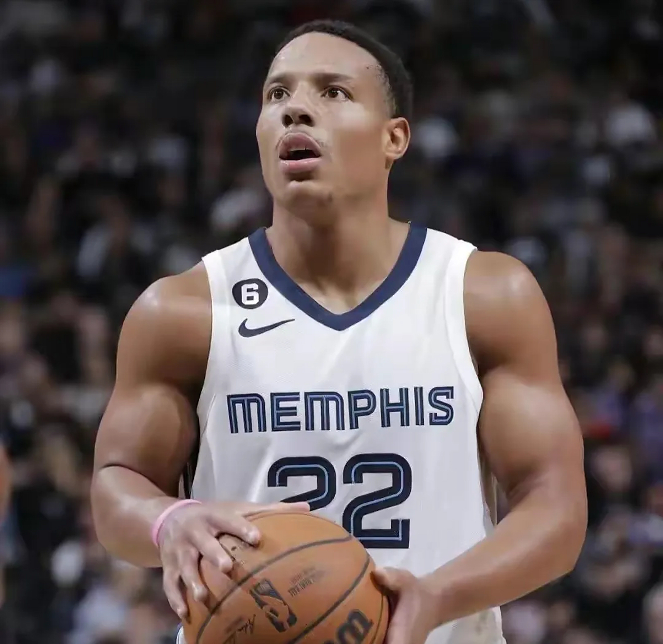 5换1  休斯顿媒体消息,火箭队向灰熊队提出报价交易,5换1  用伊森 小