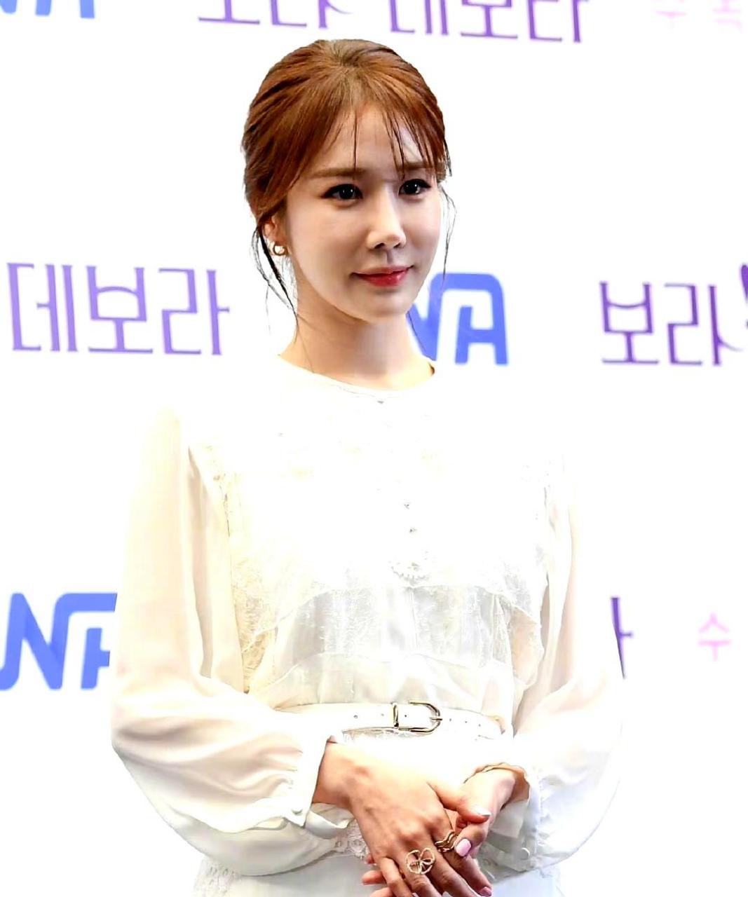 刘仁娜的脸越来越像李智雅了,尤其是她奇怪的鼻子,简直就像复制粘贴一