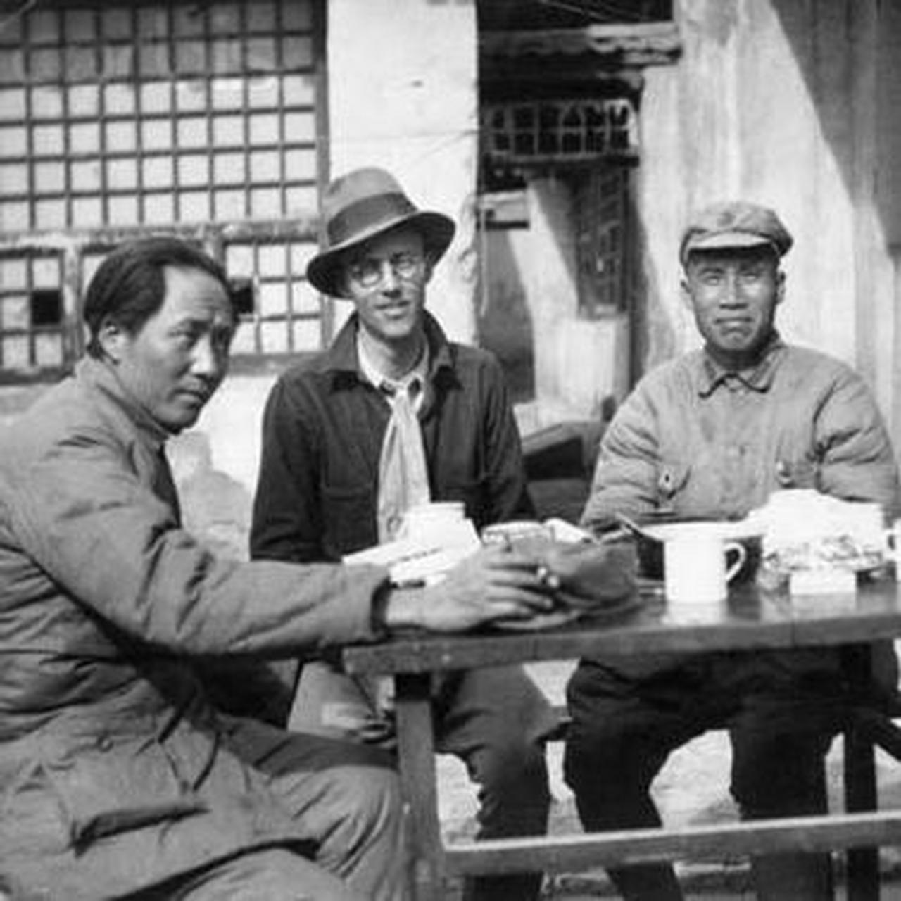 历史老照片:  照片里的女人叫吴莉莉,1937年,在延安担任伟人的英文