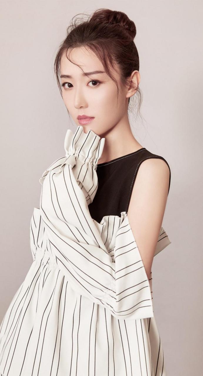 崔宝月:气质干练,端庄秀丽