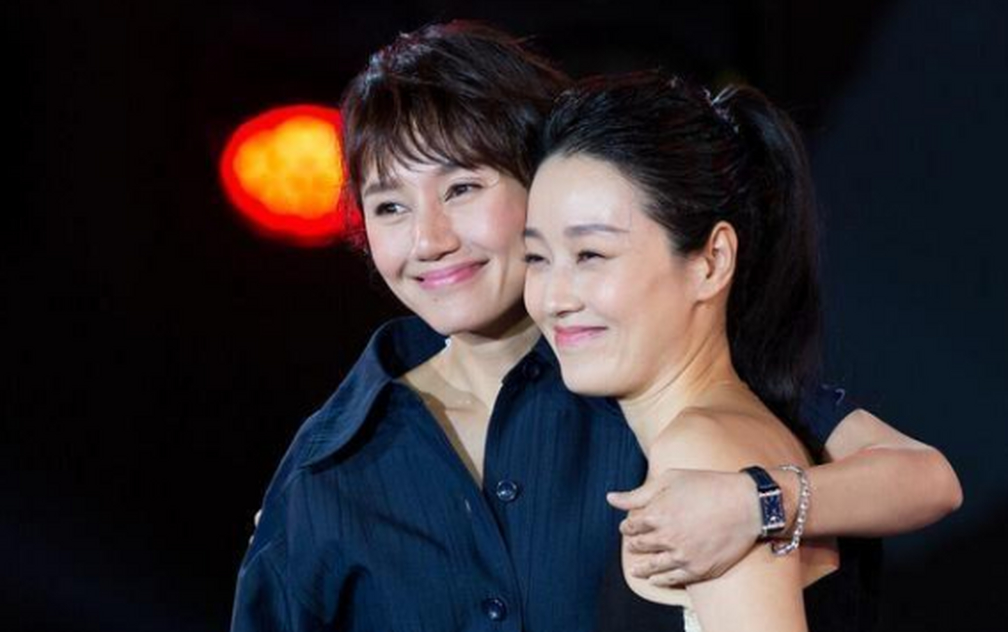 马伊琍和袁泉同台,一个穿斜肩连衣裙,一个穿衬衫连衣裙亮相,娱乐圈中