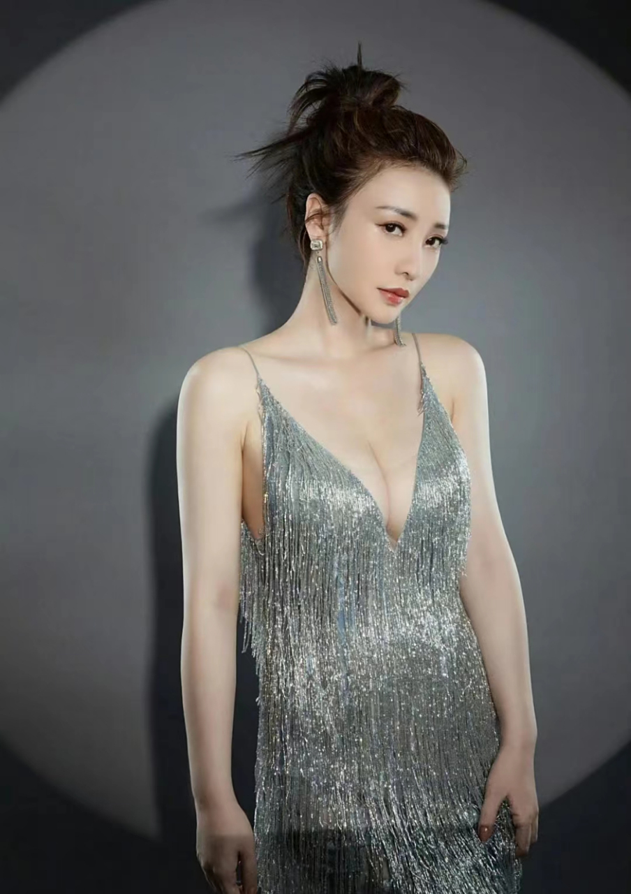 柳岩参加婚礼,被包贝尔扔下游泳池 柳岩作为一位著名的主持人兼演员