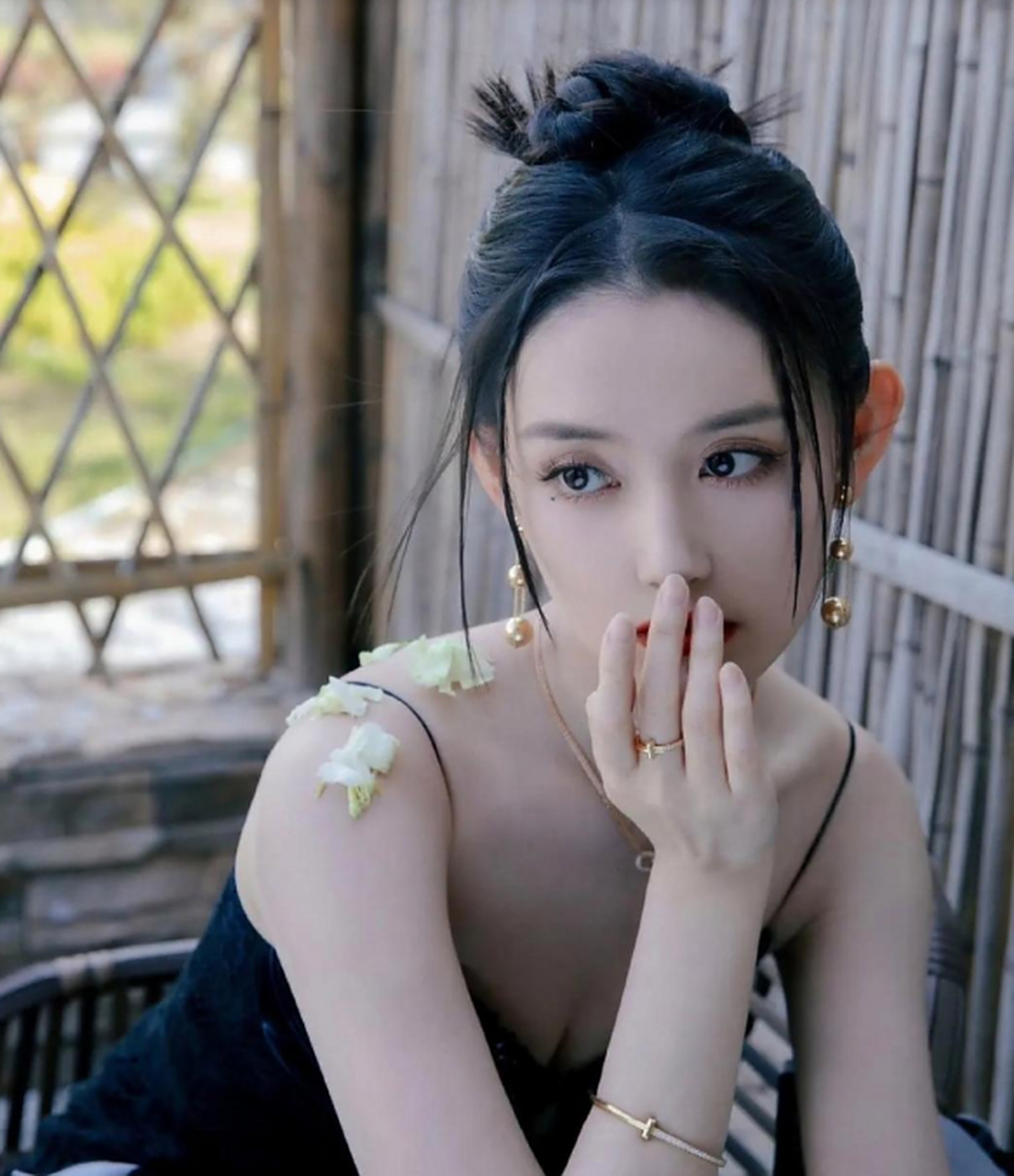 蒋依依一袭黑色吊带长裙,烈焰红唇,妆容精致,越来越有女人味了