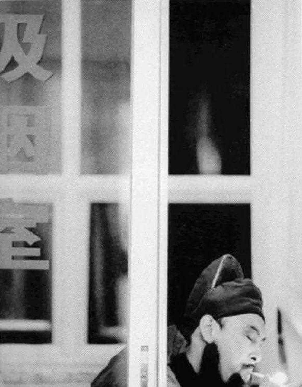 关二爷素质很高,在吸烟室里抽烟,赞一个.