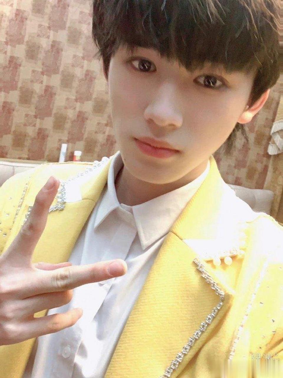 宋亚轩日落比耶随拍# 宋亚轩比耶小合集 小树杈再现身!