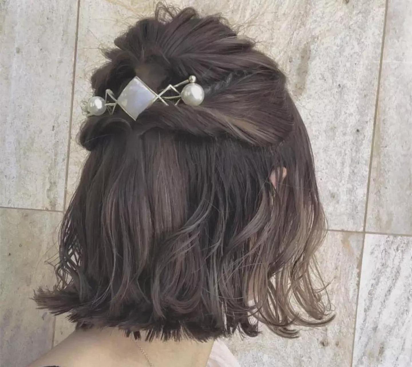 gif创作人#  半扎丸子头是短发女生比较喜欢的一种造型,简单实用噬行