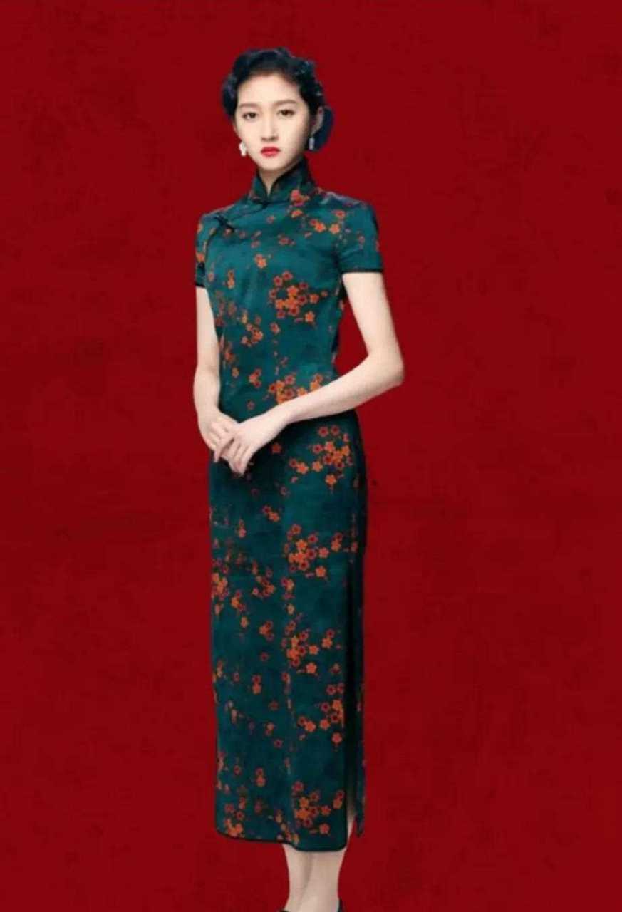 关晓彤身穿旗袍,梳着复古波纹卷发,民国风十足
