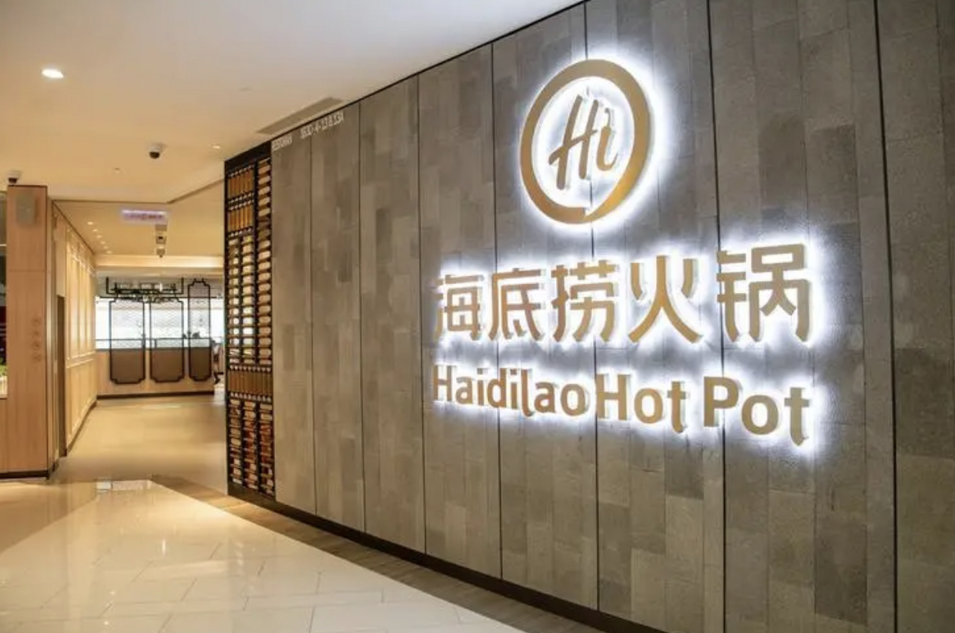 【海底捞香港月薪三万招服务员,内地餐饮扎堆赴港开店】 据中新经纬