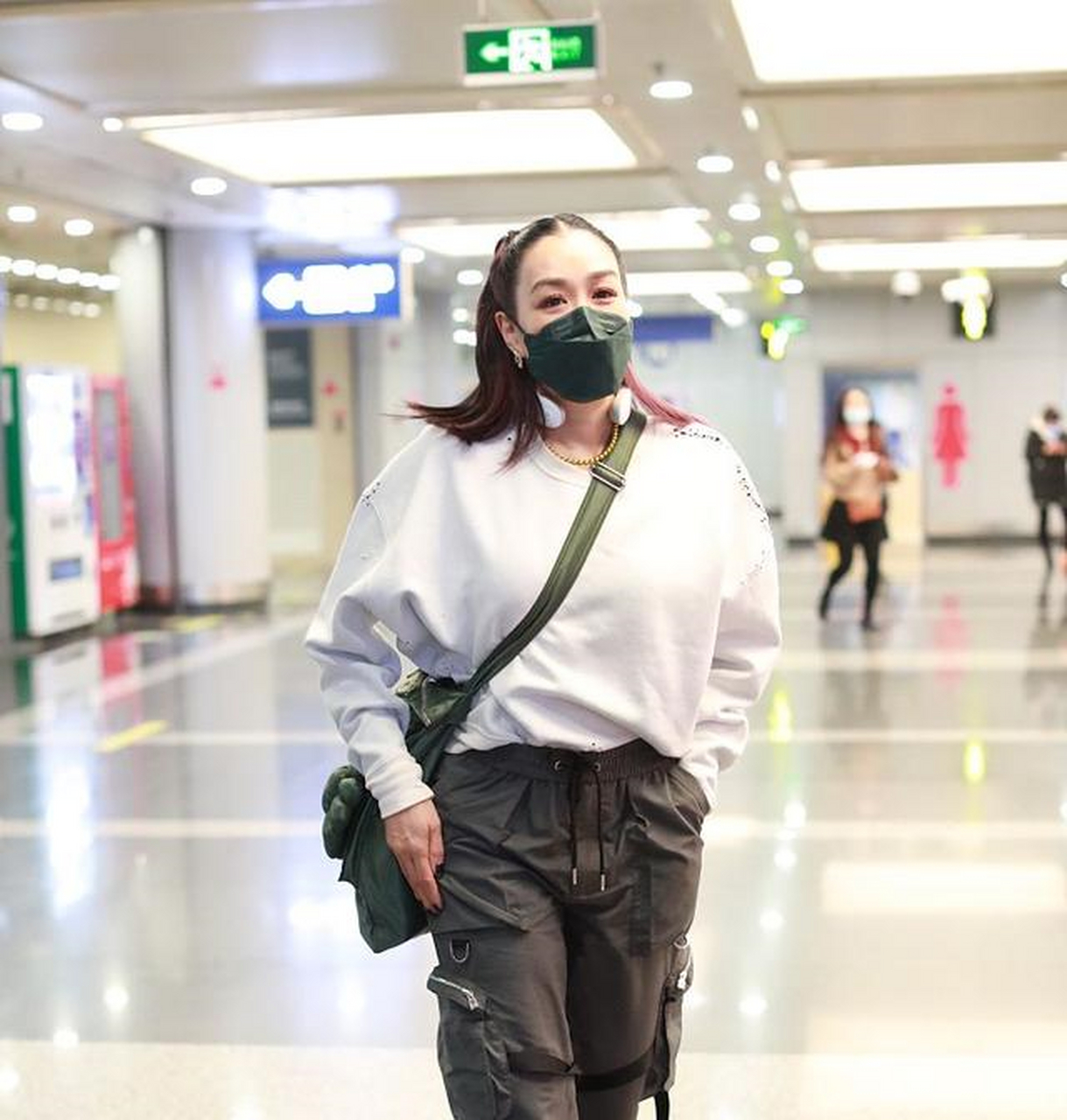 钟丽缇街拍:破洞卫衣工装裤converse × jw anderson厚底鞋简约机能风