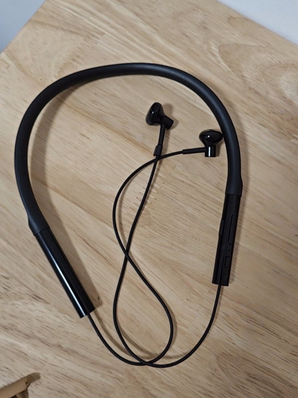 我非常喜欢这款小米蓝牙项圈耳机青春版,它不仅外观时尚简约,而且性能