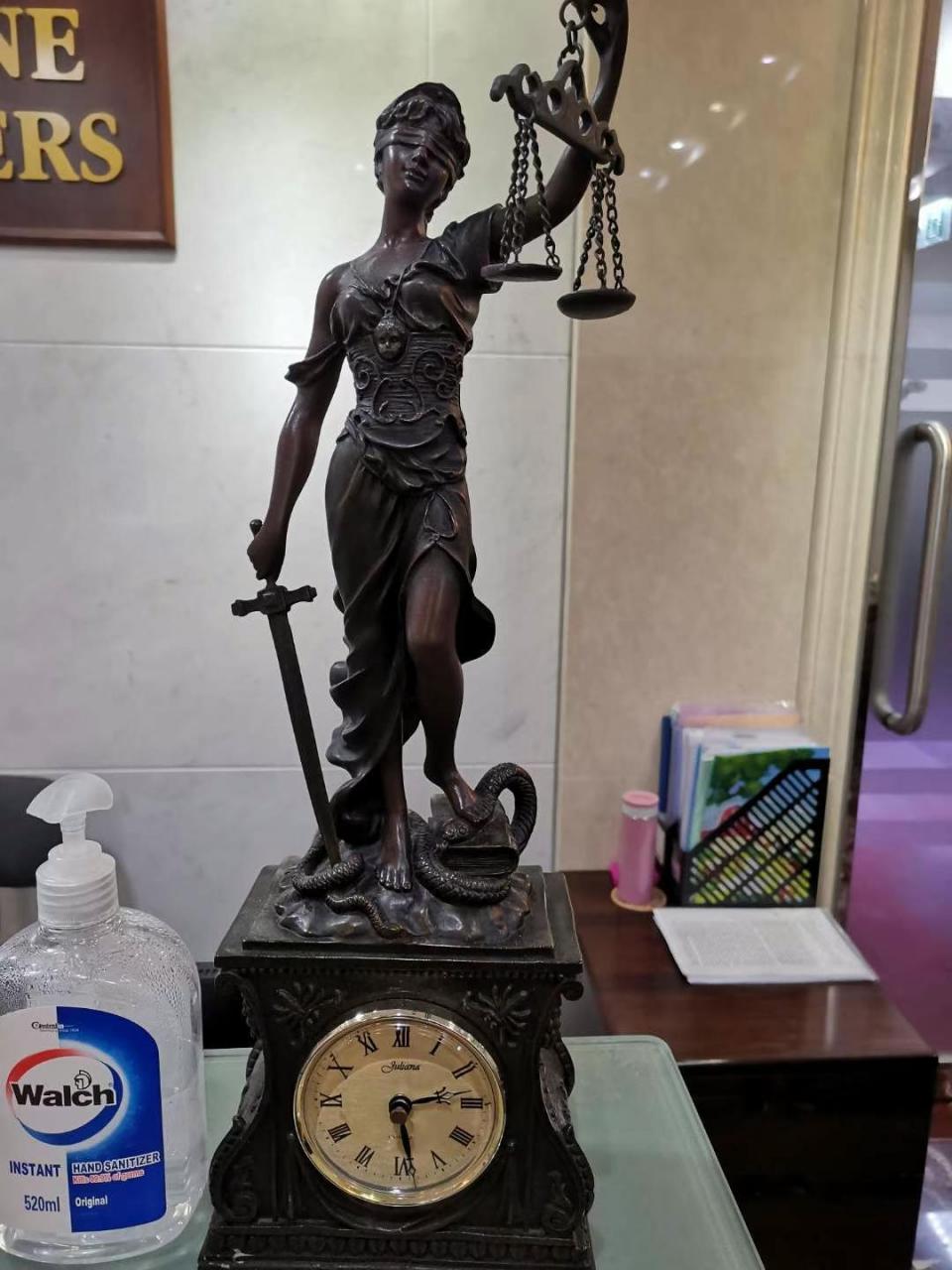 昨日去大香港律师楼开会,近距离看了正义女神,发现她脚下踩住了一条