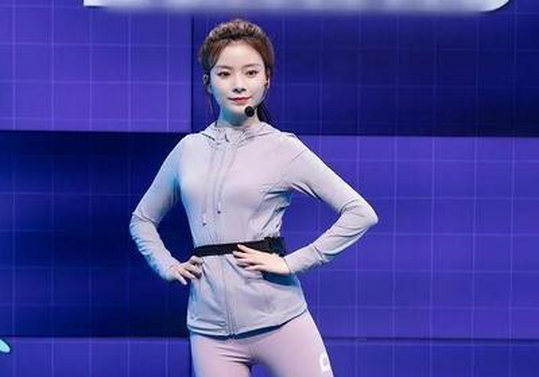 陈卓璇穿"无痕裤"秀美腿,被赞称"腿妹",个性穿搭青春又时尚